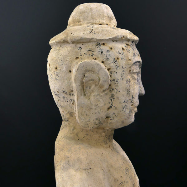 Grande statue acupuncture homme sculptée en bois Chine Mi-XXe (détail)