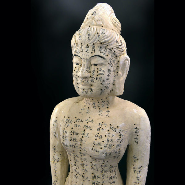 Grande statue acupuncture femme sculptée en bois Chine Mi-XXe (détail)
