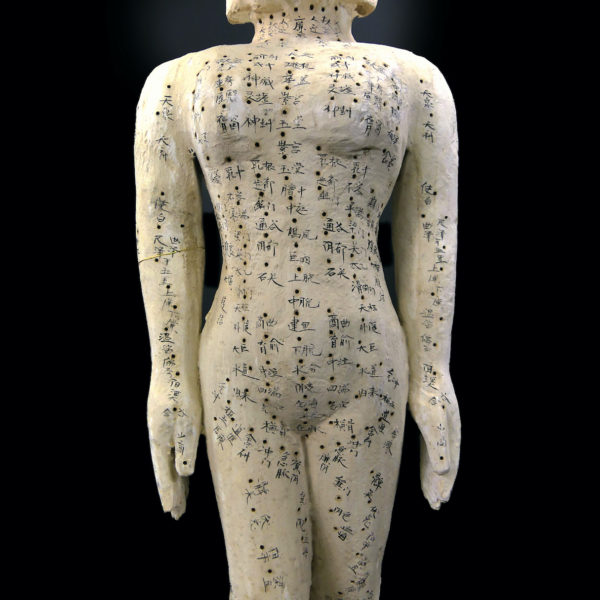 Grande statue acupuncture femme sculptée en bois Chine Mi-XXe (détail)