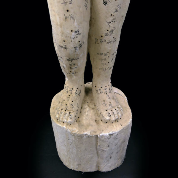 Grande statue acupuncture femme sculptée en bois Chine Mi-XXe (détail)