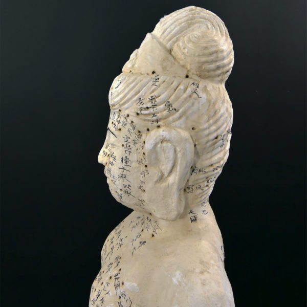 Grande statue acupuncture femme sculptée en bois Chine Mi-XXe (détail)