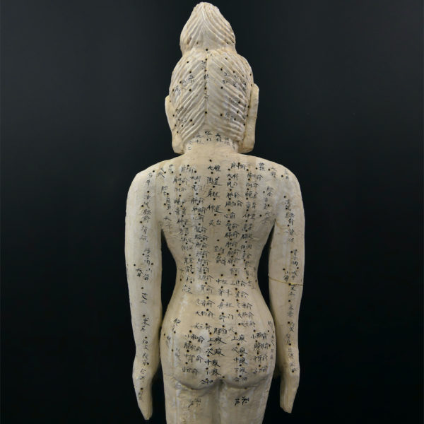 Grande statue acupuncture femme sculptée en bois Chine Mi-XXe (détail)