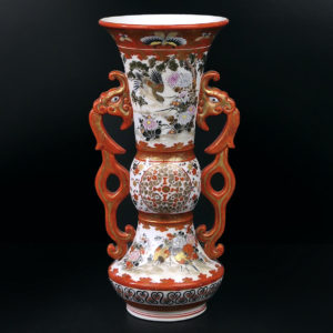 Vase aux dragons rouges japonais en porcelaine de l’ère Meiji (face)
