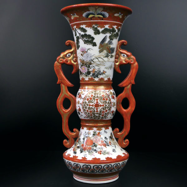 Vase aux dragons rouges japonais en porcelaine de l’ère Meiji (face)