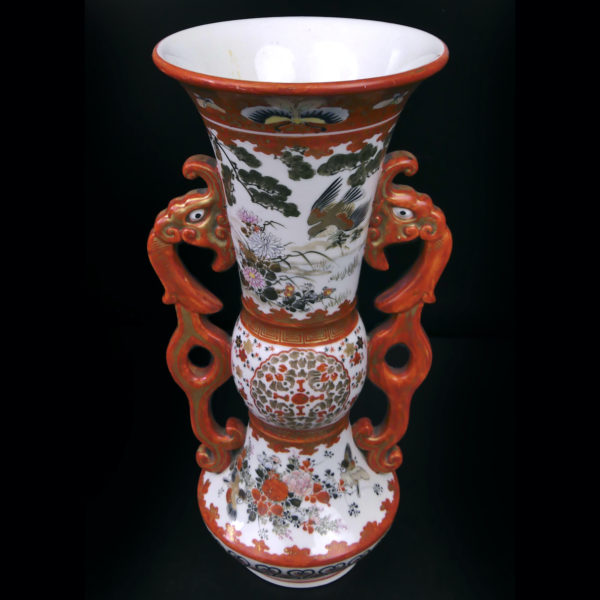 Vase aux dragons rouges japonais en porcelaine de l’ère Meiji (dessus 3/4)