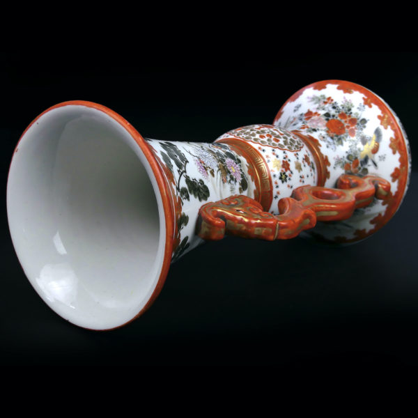 Vase aux dragons rouges japonais en porcelaine de l’ère Meiji (dessus 3/4)