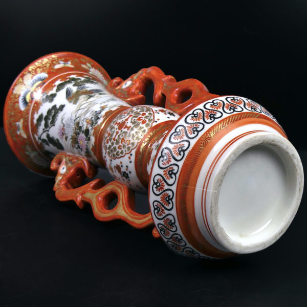 Vase aux dragons rouges japonais en porcelaine de l’ère Meiji (dessous 3/4)