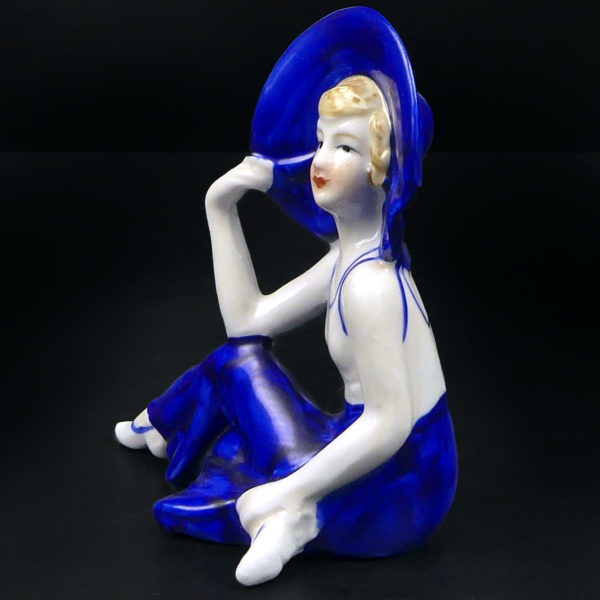 Petite baigneuse élégante en porcelaine assise en tenue d’été Belle époque (3/4)
