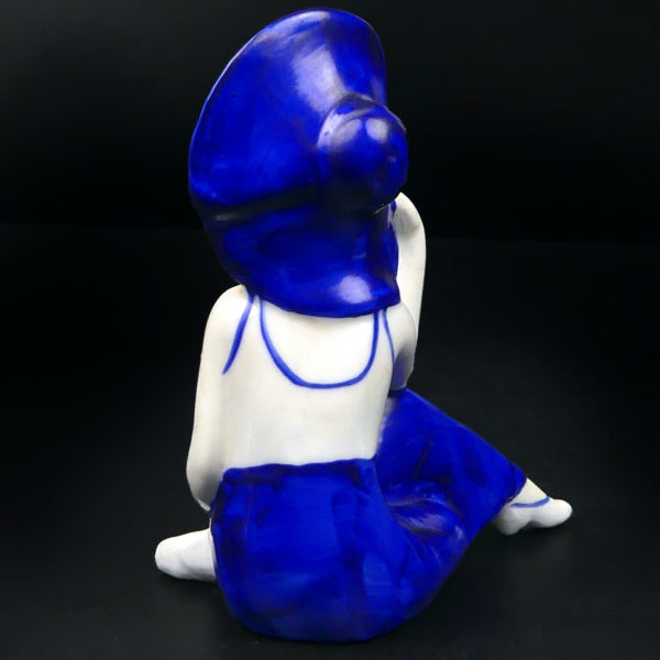 Petite baigneuse élégante en porcelaine assise en tenue d’été Belle époque (dos)