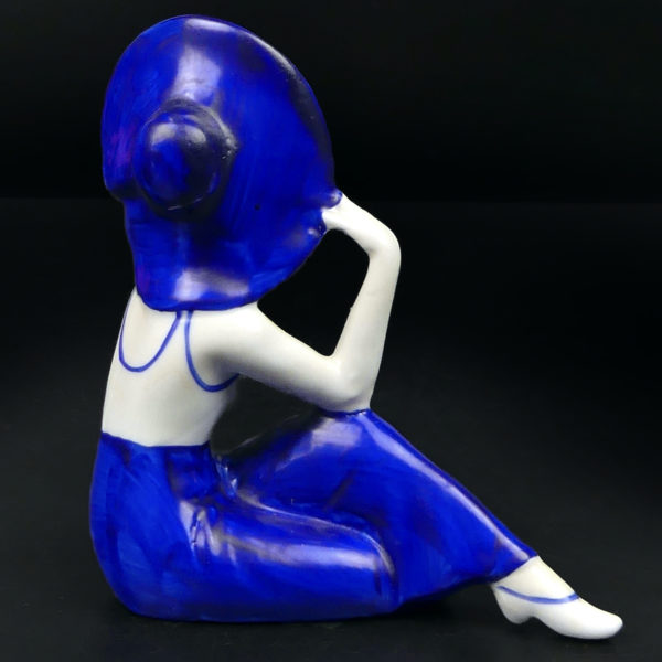Petite baigneuse élégante en porcelaine assise en tenue d’été Belle époque (dos)