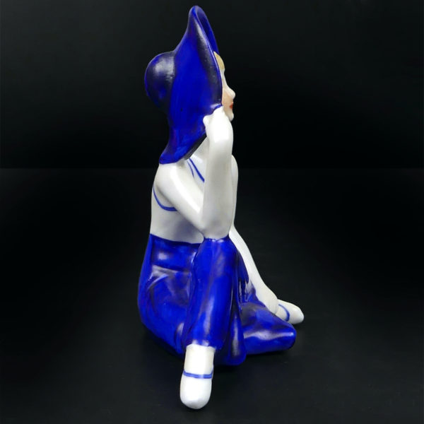 Petite baigneuse élégante en porcelaine assise en tenue d’été Belle époque (profil)