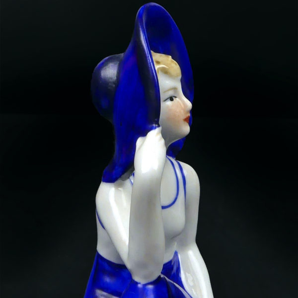 Petite baigneuse élégante en porcelaine assise en tenue d’été Belle époque (détail)