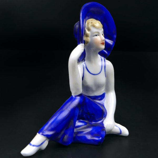 Petite baigneuse élégante en porcelaine assise en tenue d’été Belle époque (3/4)