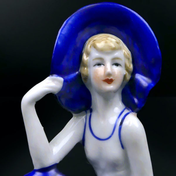 Petite baigneuse élégante en porcelaine assise en tenue d’été Belle époque (détail)