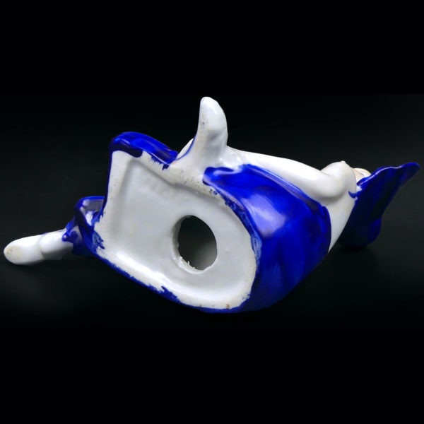 Petite baigneuse élégante en porcelaine assise en tenue d’été Belle époque (dessous 3/4)