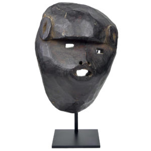 Masque de chaman ancien en bois sur socle Népal Himalaya Début XXe (face)