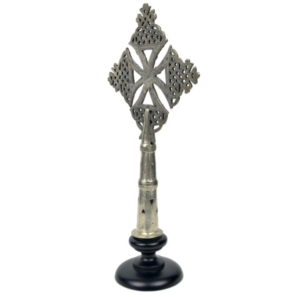 Petite croix copte orthodoxe éthiopienne argentée sur pied Objet liturgique (3/4)