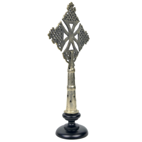 Petite croix copte orthodoxe éthiopienne argentée sur pied Objet liturgique (3/4)