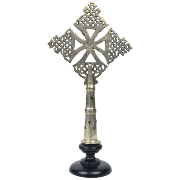 Petite croix copte orthodoxe éthiopienne argentée sur pied Objet liturgique (face)
