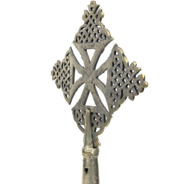 Petite croix copte orthodoxe éthiopienne argentée sur pied Objet liturgique (détail)