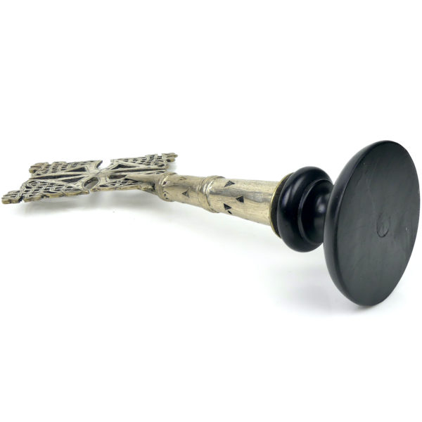 Petite croix copte orthodoxe éthiopienne argentée sur pied Objet liturgique (dessous 3/4)