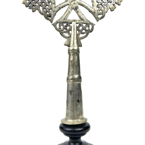 Petite croix copte orthodoxe éthiopienne argentée sur pied Objet liturgique (détail)