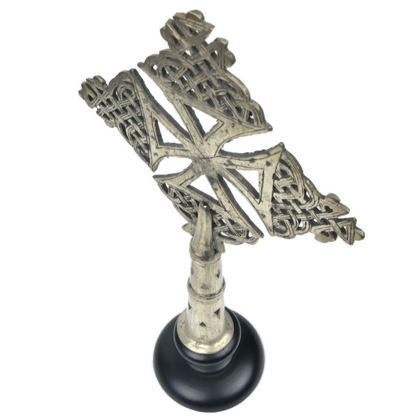 Petite croix copte orthodoxe éthiopienne argentée sur pied Objet liturgique (dessus 3/4)