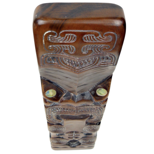 Teko Teko Maori ancien en bois brun et ormeaux Bas-relief Nouvelle-Zélande (dessus 3/4)
