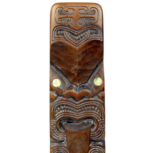 Teko Teko Maori ancien en bois brun et ormeaux Bas-relief Nouvelle-Zélande (détail)