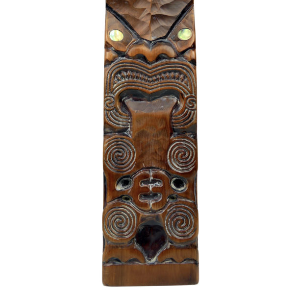 Teko Teko Maori ancien en bois brun et ormeaux Bas-relief Nouvelle-Zélande (détail)