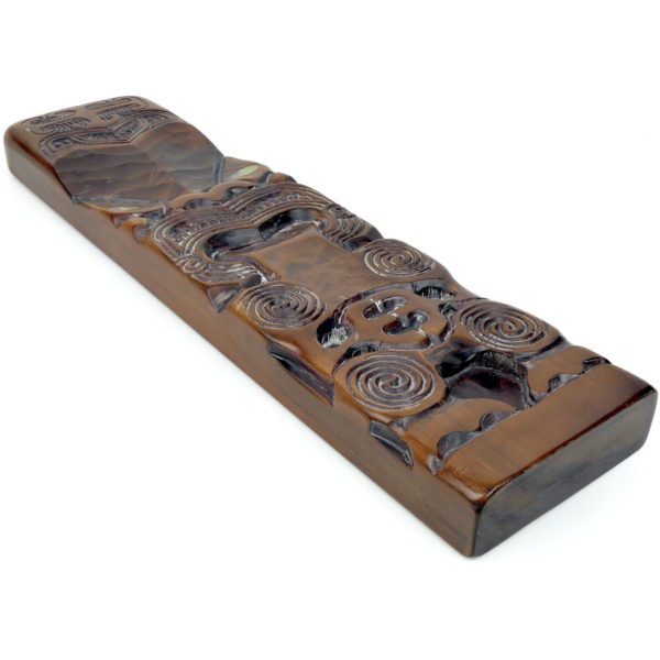 Teko Teko Maori ancien en bois brun et ormeaux Bas-relief Nouvelle-Zélande (dessous 3/4)