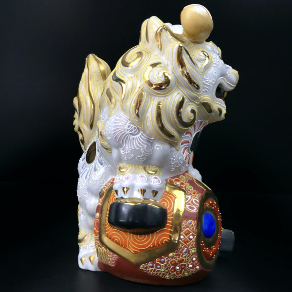 Lion gardien Shi blanc et or en porcelaine japonaise signée Période Shōwa (profil)