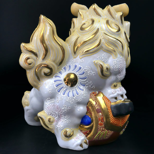 Lion gardien Shi blanc et or en porcelaine japonaise signée Période Shōwa (3/4 dos)