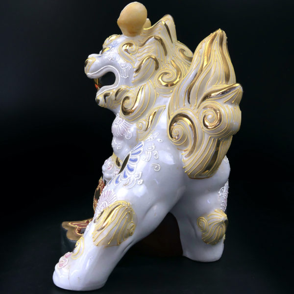 Lion gardien Shi blanc et or en porcelaine japonaise signée Période Shōwa (dos)