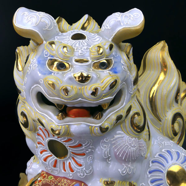 Lion gardien Shi blanc et or en porcelaine japonaise signée Période Shōwa (détail)