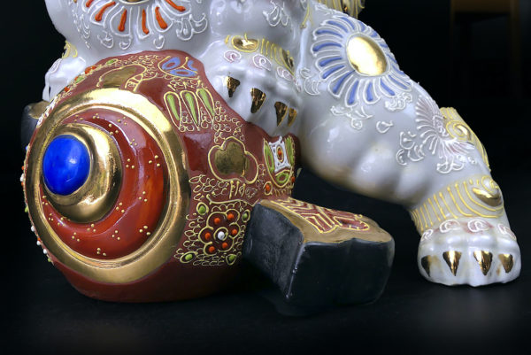 Lion gardien Shi blanc et or en porcelaine japonaise signée Période Shōwa (détail)