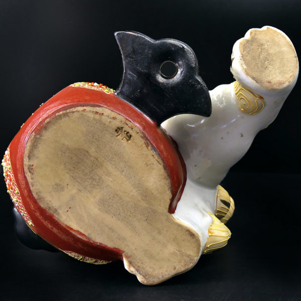 Lion gardien Shi blanc et or en porcelaine japonaise signée Période Shōwa (dessous)
