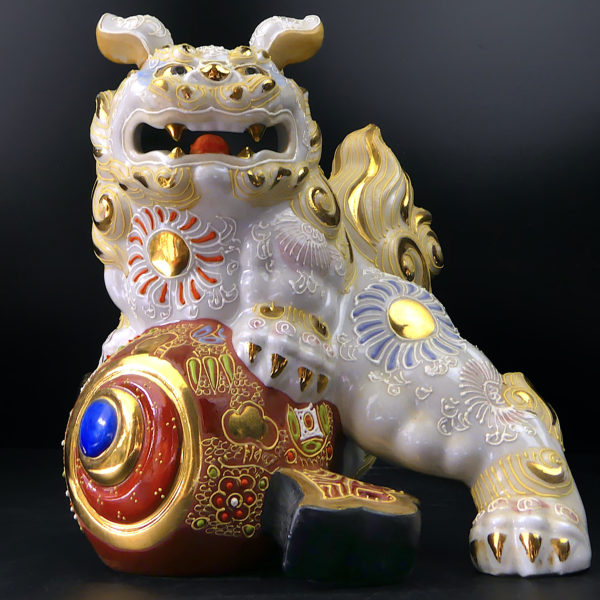 Lion gardien Shi blanc et or en porcelaine japonaise signée Période Shōwa (face)