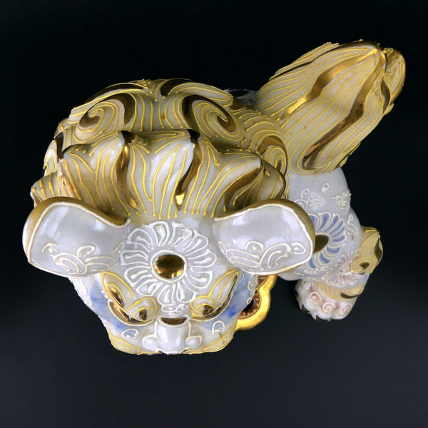Lion gardien Shi blanc et or en porcelaine japonaise signée Période Shōwa (dessus)