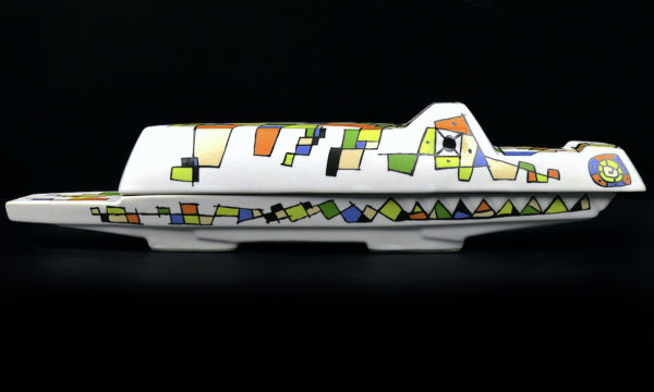 Terrine Crocodile moderniste en faïence décor mosaïque 1994 Javier Mariscal (profil)