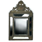 Miroir à parclose ancien à fronton encadrement floral laiton repoussé (face)