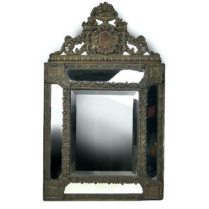 Miroir à parclose ancien à fronton encadrement floral laiton repoussé (face)
