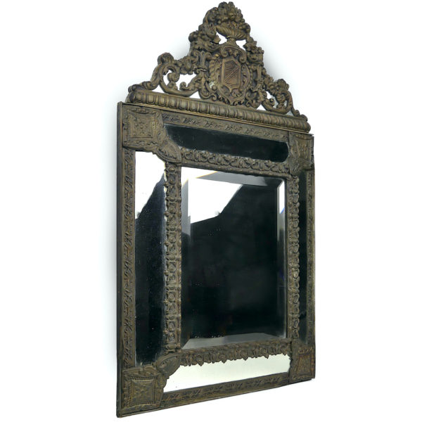 Miroir à parclose ancien à fronton encadrement floral laiton repoussé (3/4)