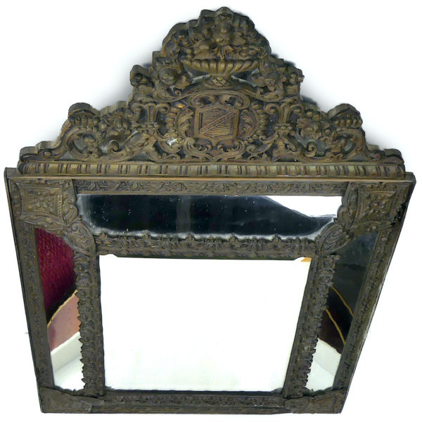 Miroir à parclose ancien à fronton encadrement floral laiton repoussé (dessus 3/4)