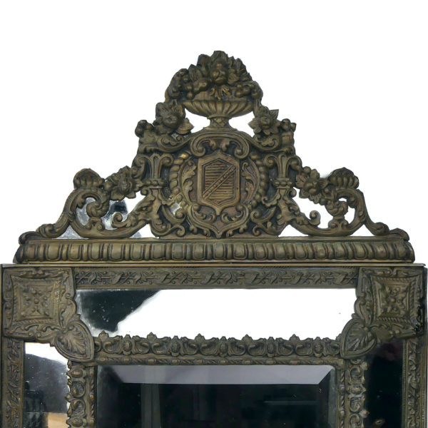 Miroir à parclose ancien à fronton encadrement floral laiton repoussé (détail)