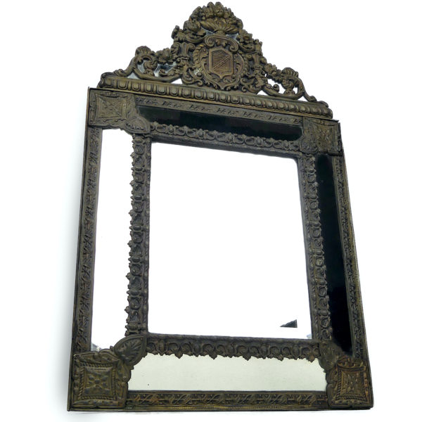 Miroir à parclose ancien à fronton encadrement floral laiton repoussé (3/4)