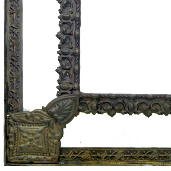 Miroir à parclose ancien à fronton encadrement floral laiton repoussé (détail)