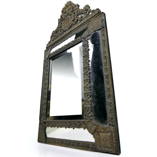 Miroir à parclose ancien à fronton encadrement floral laiton repoussé (3/4)