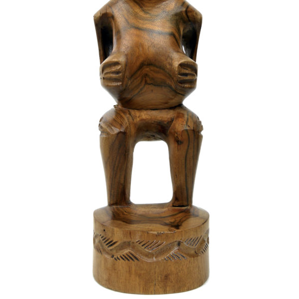 Tiki tahitien couronné en bois de rose d’Océanie à belle patine Polynésie (détail)