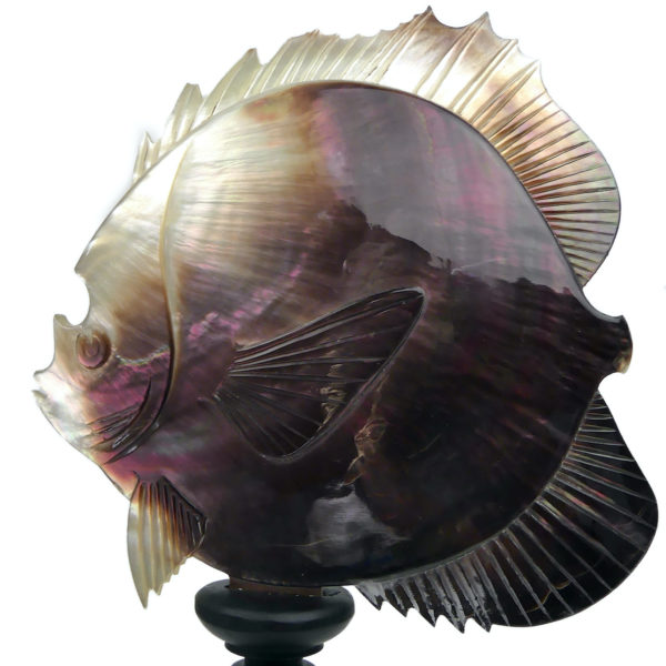 Nacre poisson tropical aux 2 petits mabé sur pied en bois tourné noir (face)